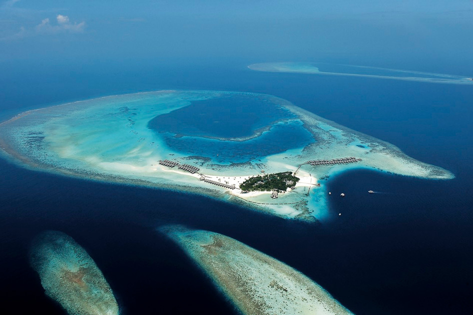 Constance Moofushi Resort